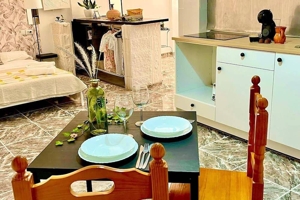 Apartamento entero, Espacioso loft en el corazón de un pueblo tranquilo y vivaz de playa. in Las Galletas, Tenerife Sur