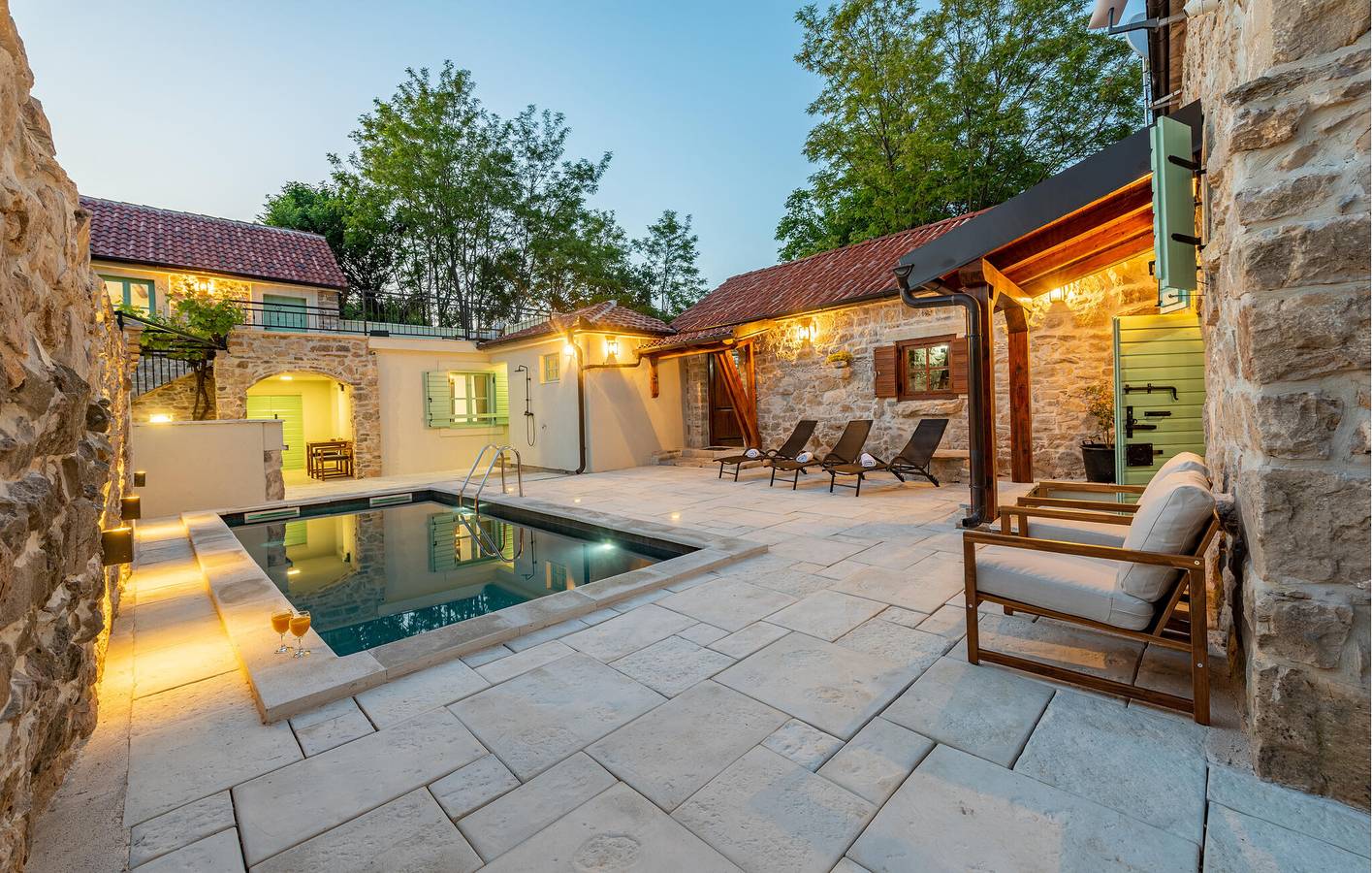 Schicke 190 m² große Wohnung mit Pool, WLAN, Küche und Parkplatz in Pristeg, Grad Benkovac