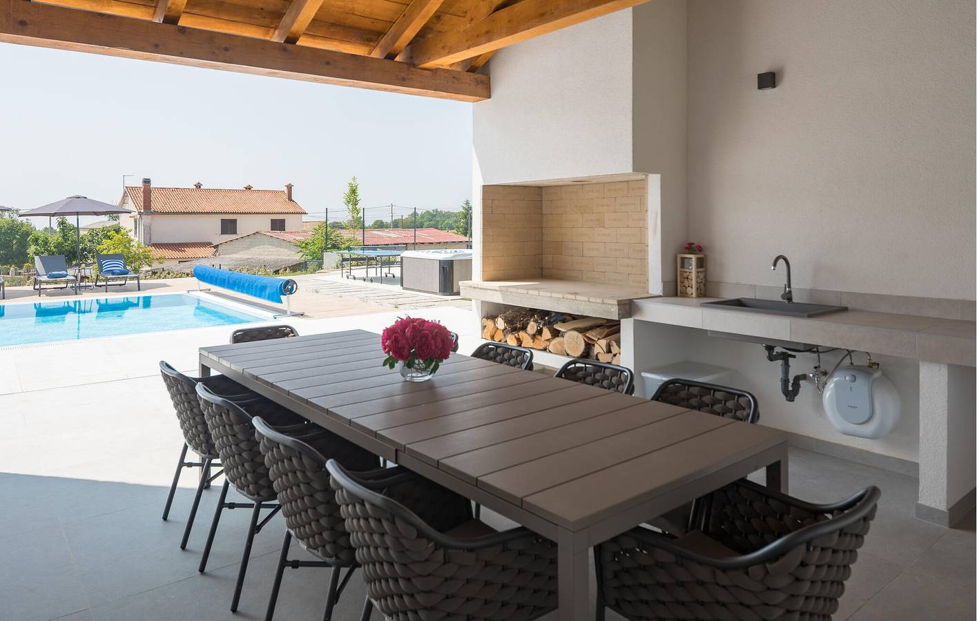 Geräumige 220 m² große Wohnung mit Terrasse, WLAN und Parkplatz im Zentrum von Anzici in Anzici, Zentralistrien