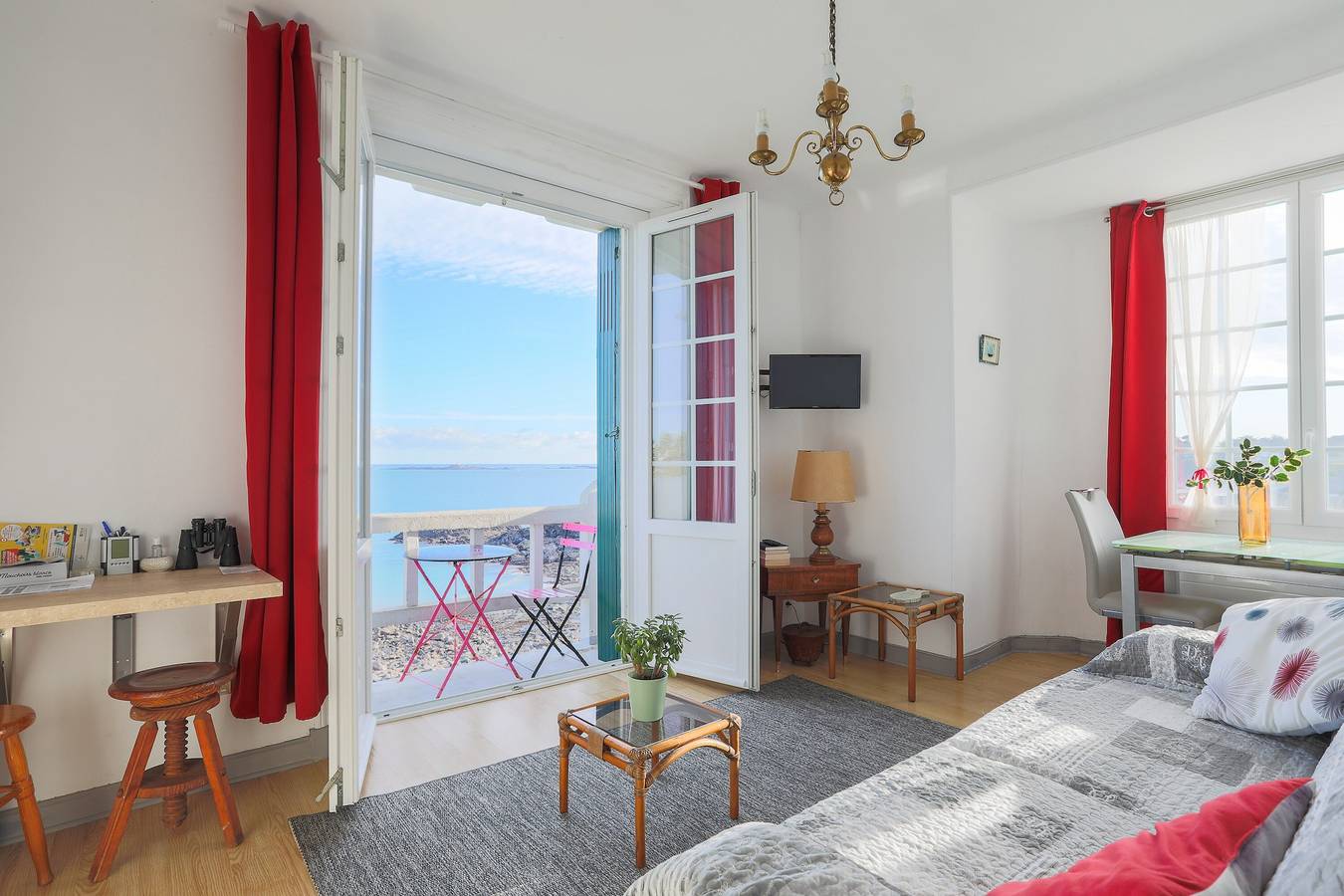Ganzes Studio, Studio "Direkter Meerblick für 2 Personen" mit Meerblick, 2 Balkonen und Wlan in Saint-Quay-Portrieux, Côte de Goëlo