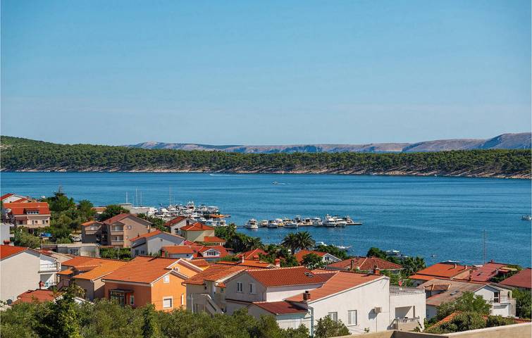 Cozy 2-Bedroom Apartment with Heated Pool Near Barbat na Rabu in Barbat na Rabu, Rab