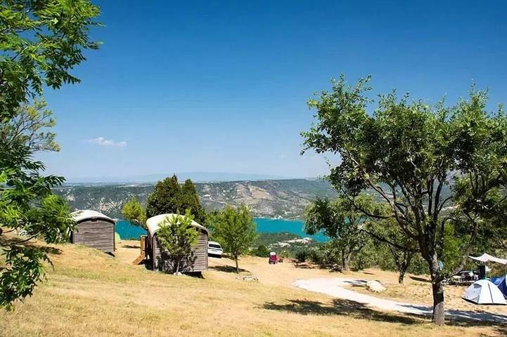 Cabane en bois pour 4 personnes, avec terrasse, animaux acceptés