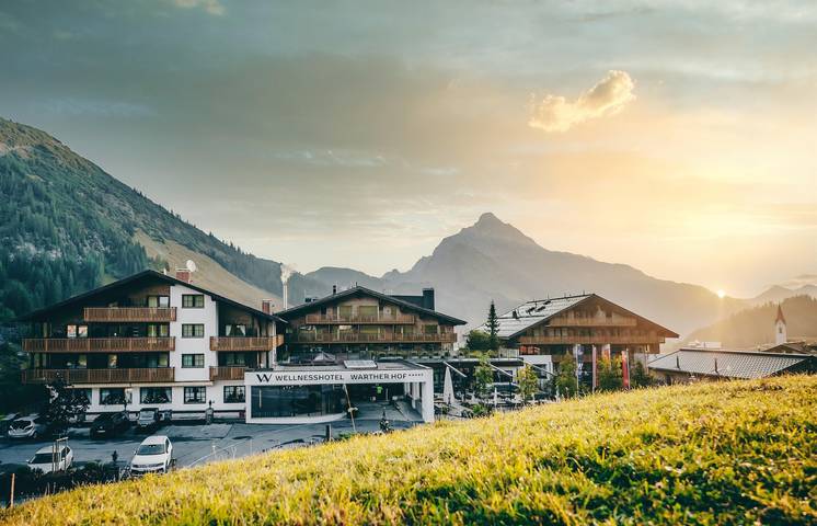 Hotel, mit Balkon und Whirlpool sowie Terrasse und Garten