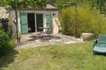 Gîte pour 2 personnes, avec terrasse ainsi que jardin et vue à Saint-Privat