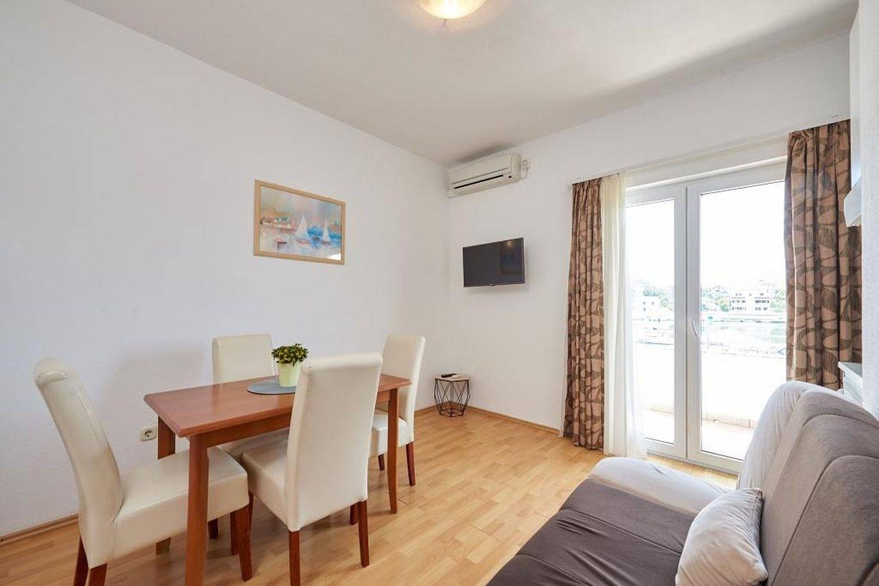 Ganze Wohnung, Ferienwohnung in Seget Vranjica mit Meerblick, Balkon, Klimaanlage, W-Lan (5052-3) in Seget Vranjica, Split-Dalmatien