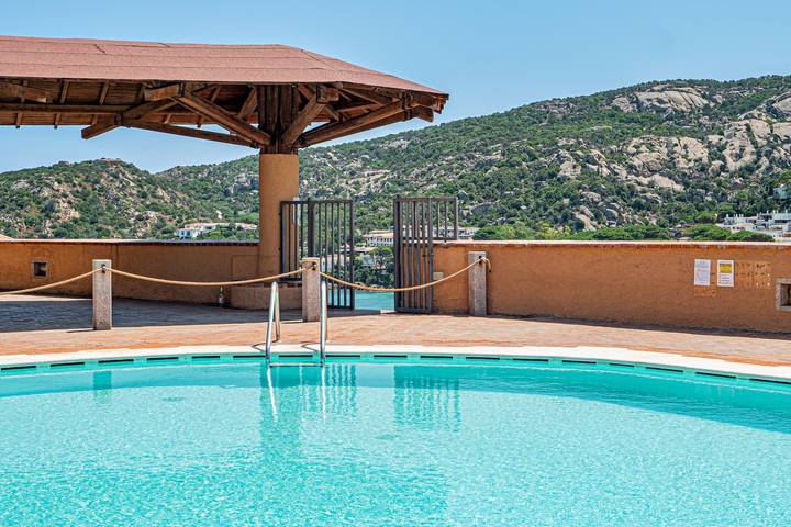 Appartamento intero, Appartamento 'Casa Belvedere Baja Vista Mare' con vista mare, piscina in comune e terrazza privata in Baja Sardinia, Arzachena