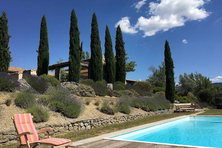 Location de vacances pour 14 personnes, avec jardin à Le Poët-Sigillat