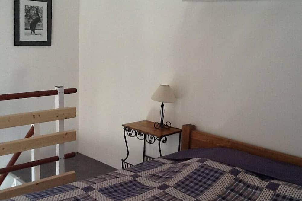 Gîte du Petit Mandon-Arles-Crau-Camargue: une maison pour 2/3 personnes in Arles, Côte méditerranéenne (France)