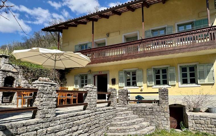 Location de vacances pour 12 personnes, avec terrasse ainsi que jardin et vue, animaux acceptés à Tolmin