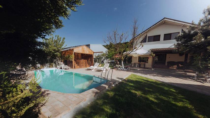 Villa pour 8 personnes, avec jacuzzi ainsi que piscine et jardin en Roumanie - 4