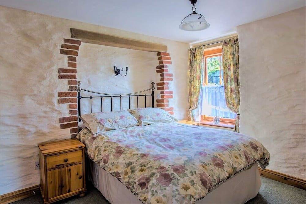 Mona's Cottage - Private Parking, Sea Views, Garden & Close To Harbour & Beach in Charlestown, Cornwall