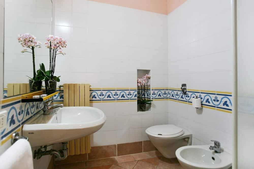 Schöne Wohnung in einem Ferienhaus für 4 Leute mit  W-Lan, Klimaanlage, Pool, Tv und Terrasse in Colombare, Sirmione
