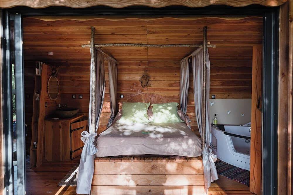 Cabane Celeste  avec spa intérieur privatif + piscine en saison in Brassac, Quercy