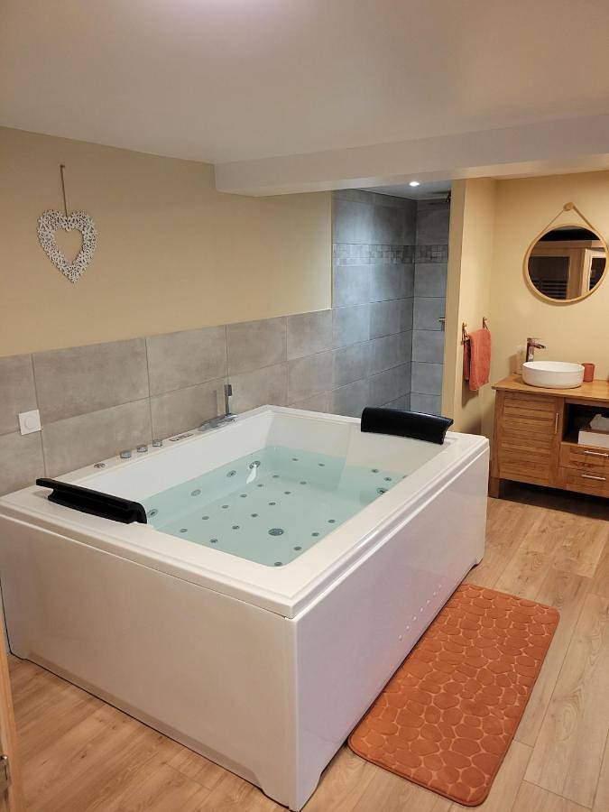 Gîte pour 2 personnes, avec jacuzzi ainsi que jardin et sauna à Gagnac-sur-Cère