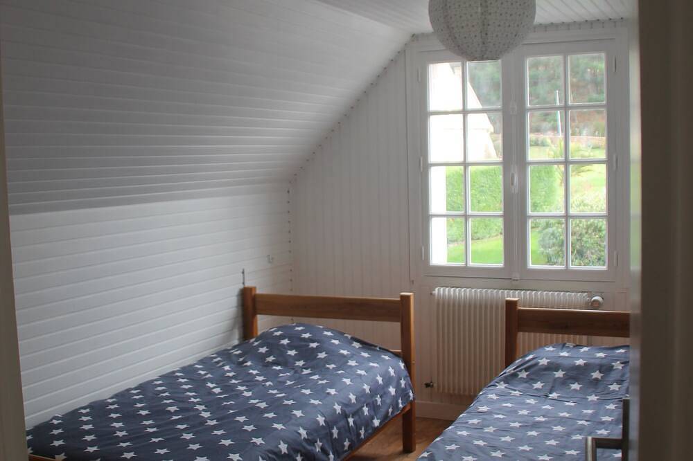 Bright family home, 5 bedrooms for 10/11 people, 250m from the beach in Plougrescant, Pink Granite Coast