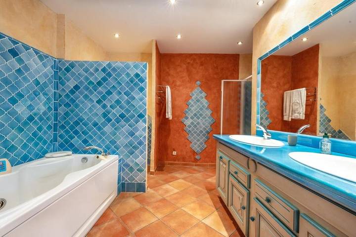 Location de vacances pour 20 personnes, avec piscine et jardin à La Bâtie-Rolland - 3