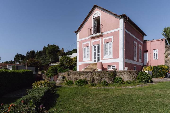 Location de vacances pour 7 personnes, avec Balcon et Terrasse ainsi que Jardin et Piscine dans Terroso