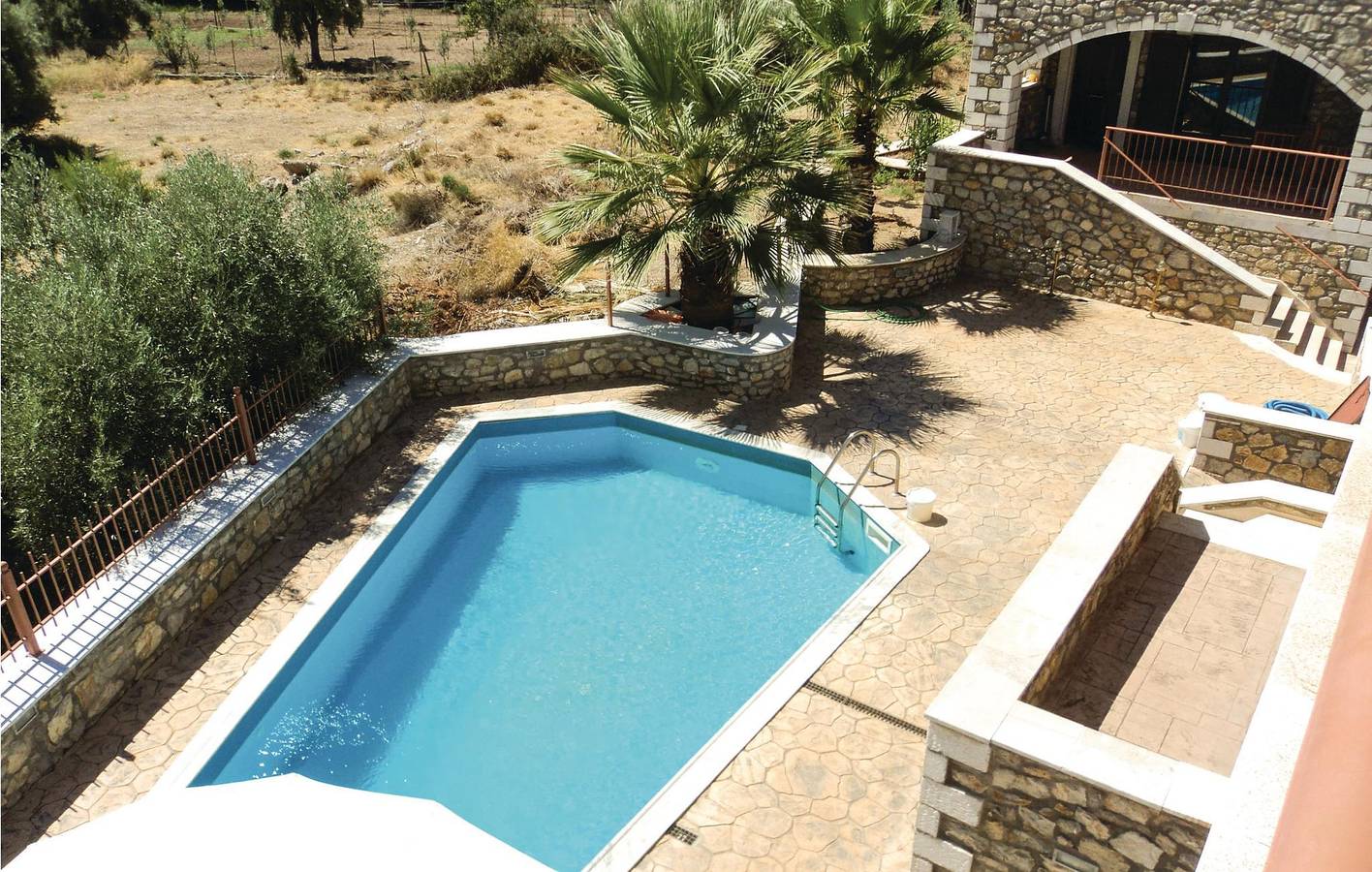 Apartment mit Meerblick, Pool und Terrasse, 300m zur Küste in Agios Andreas, Kynouria
