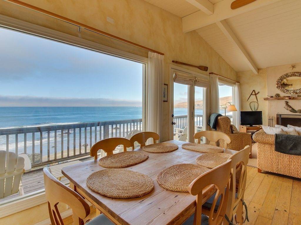 Helles Haus am Meer mit möbliertem Balkon und spektakulärer Aussicht in Cayucos, San Luis Obispo County