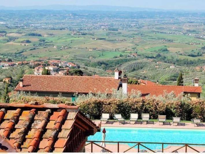 Agriturismo per 4 persone, con Idromassaggio e Terrazza nonché Piscina a Vinci