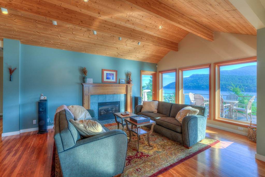 Waterfront! - Incredible views; Private rocky beach; Gourmet Kitchen; Spa/Sauna in Orcas Island