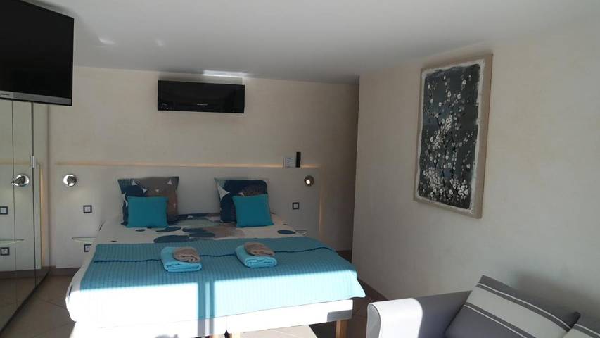 Chambre d’hôte pour 2 personnes, avec piscine et sauna ainsi que jardin et vue à Fréjus - 2