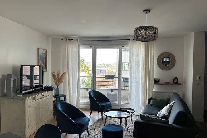 Entire apartment, Appartement Lumineux à Suresnes à Côté de Paris Vue Tour Eiffel in Suresnes, Hauts-de-Seine