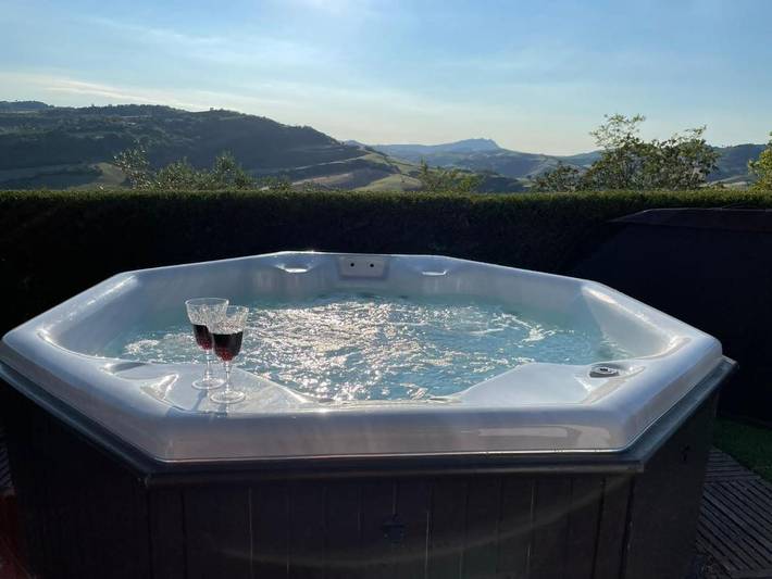 Chambre d’hôte pour 2 personnes, avec Jacuzzi et Terrasse ainsi que Jardin et Piscine dans Gesso