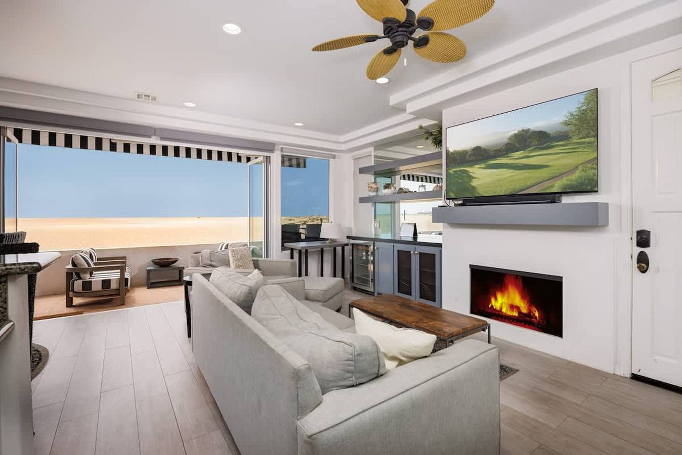 Stunning Beachfront w Large Patio  204 Eof A in Newport Beach, Condado de Orange