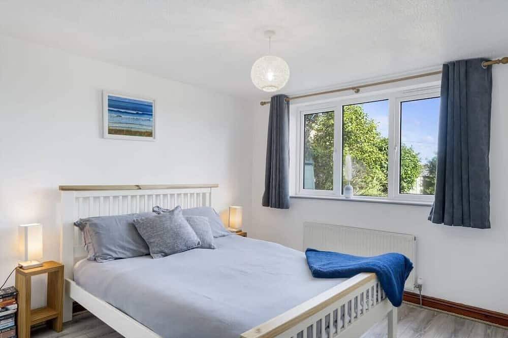 Large House with Panoramic Sea Views & Parking in Newlyn, Cornwall