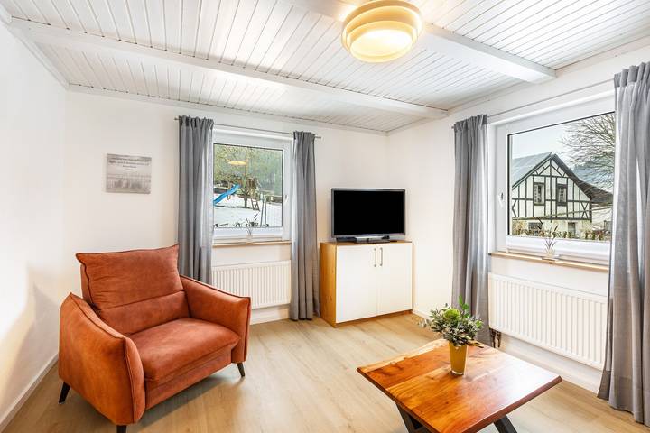 Geheel appartement, Vakantiewoning 'Gartenblick' met privéterras, eigen tuin en wifi in Eslohe, Hochsauerlandkreis