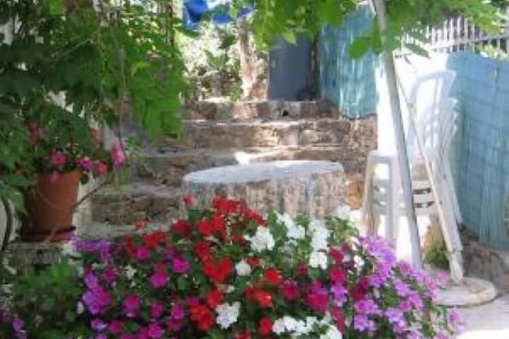 Entire apartment, Villa Lysa studio in character house private pool in La Garde, Mediterranean Coast (France)
