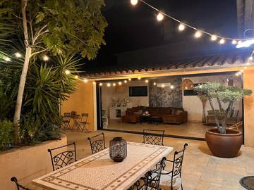 Location de vacances pour 17 personnes, avec piscine ainsi que terrasse et jardin à Ollioules