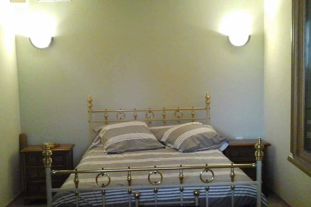 Appartement entier, Appartement domisiladore spacieux et  frais au calme avec acces direct au lac in Esparron-de-Verdon, Alpes-de-Haute-Provence