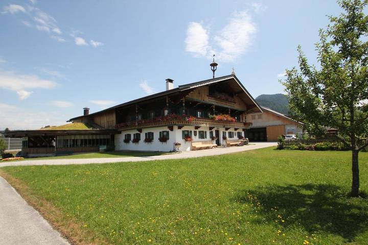 Ferienwohnung für 9 Personen, mit Balkon und Terrasse sowie Garten in Wörgl