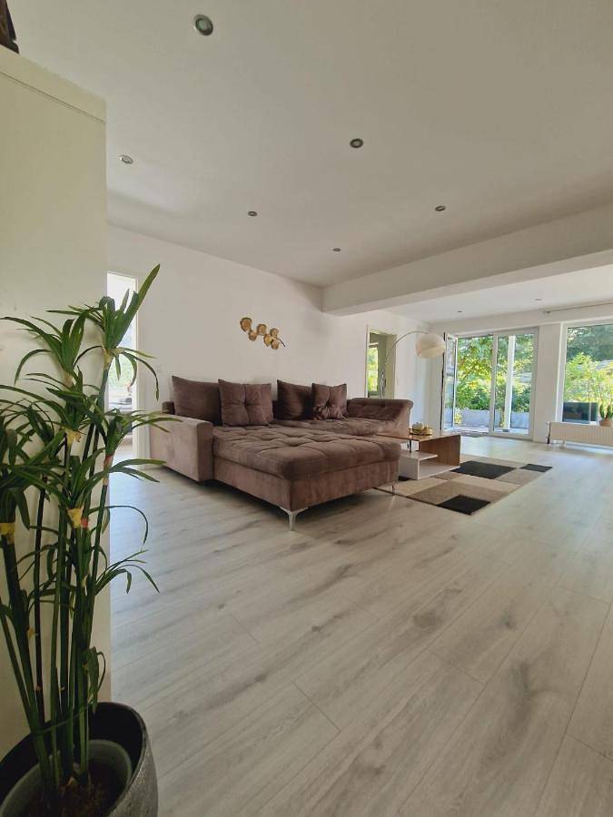 Cały apartament, Große Wohnung mit zwei Schlafzimmern und Terrasse in Bonn in Bonn, Nadrenia