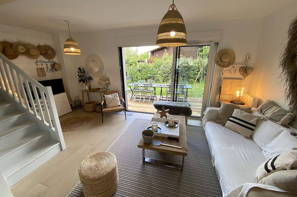 Very pretty new villa with swimming pool and boulodrome typical of the Basin for 9 people in Gujan-Mestras, Arcachon region