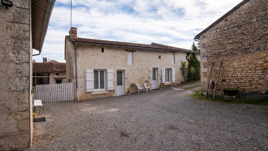 Location de vacances pour 2 personnes, avec terrasse et jardin à Civaux - 2