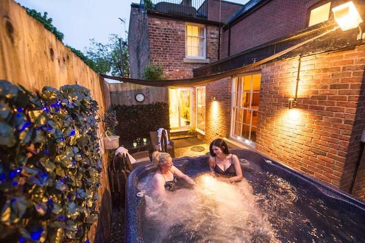 Vacation rental for 8 people, with terrace and hot tub, with pets in Cheshire