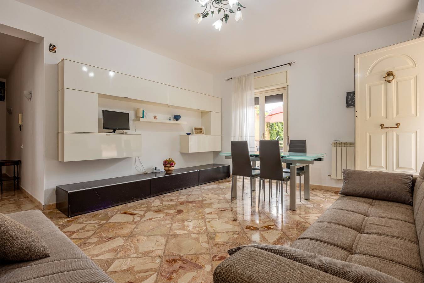 Casa de vacaciones 'Large' con vistas a la montaña, Wi-Fi y aire acondicionado in Playa Mondello, Palermo
