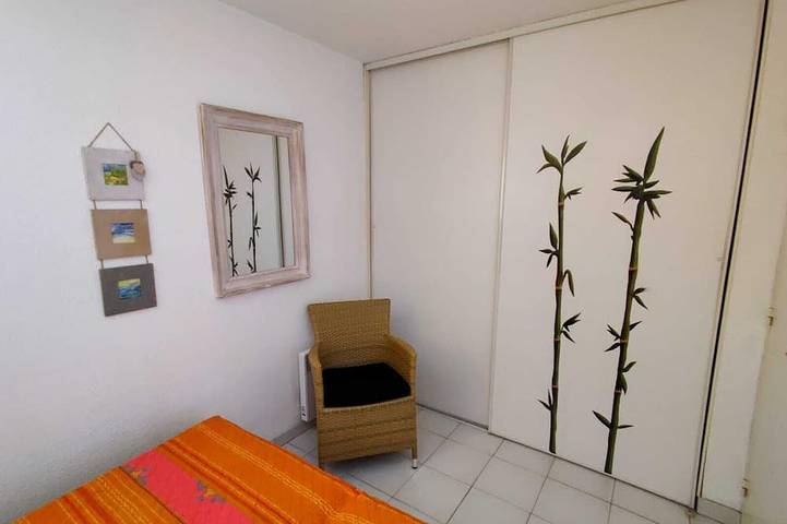 Gîte pour 4 personnes, avec terrasse ainsi que jardin et piscine dans Office De Tourisme De La Croix Valmer - 4