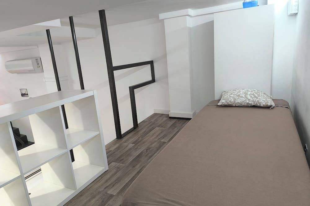 Apartamento entero, La Casa del Mamut: Aeropuerto, ciudad, playa y trabajo, todo conectado 24 horas. in Viladecans, Bajo Llobregat