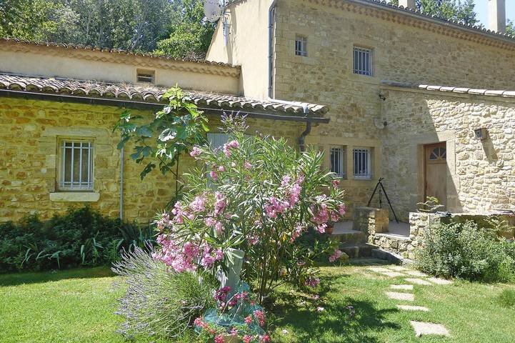 Gîte pour 2 personnes, avec terrasse et piscine, animaux acceptés à Caderousse - 2