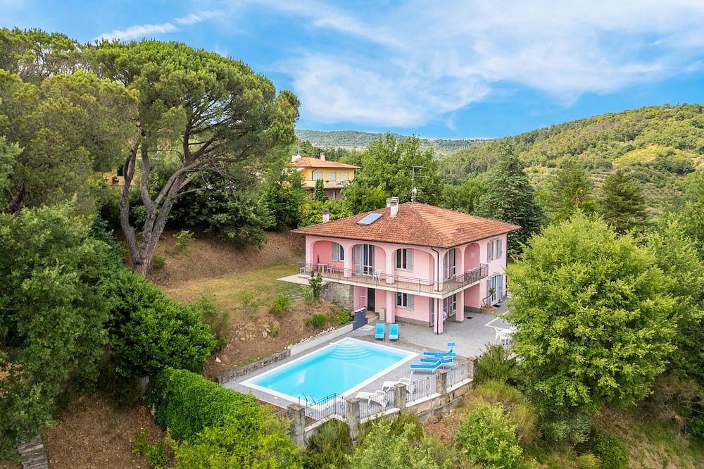Wunderschönes Haus in Capolona mit privatem Swimmingpool, der sowohl drinnen. in Capolona, Casentino