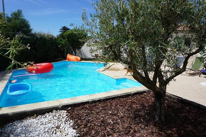 Location de vacances pour 10 personnes, avec jardin ainsi que piscine et terrasse dans Plage des Gollandieres (Le Bois-Plage-en-Re)