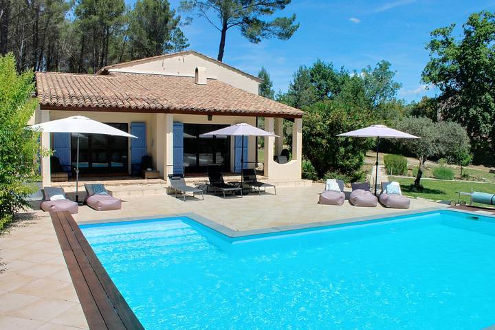 Gîte pour 12 personnes, avec piscine, adapté aux familles à Salernes
