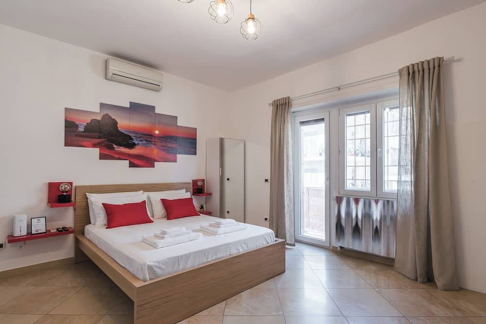 Entire apartment, Apartment with terrace, close to Leonardo da Vinci airport and the sea in Fiumicino, Rome Province