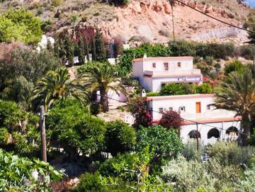 Casa rural para 6 personas, con vistas además de jardín y piscina en Berja