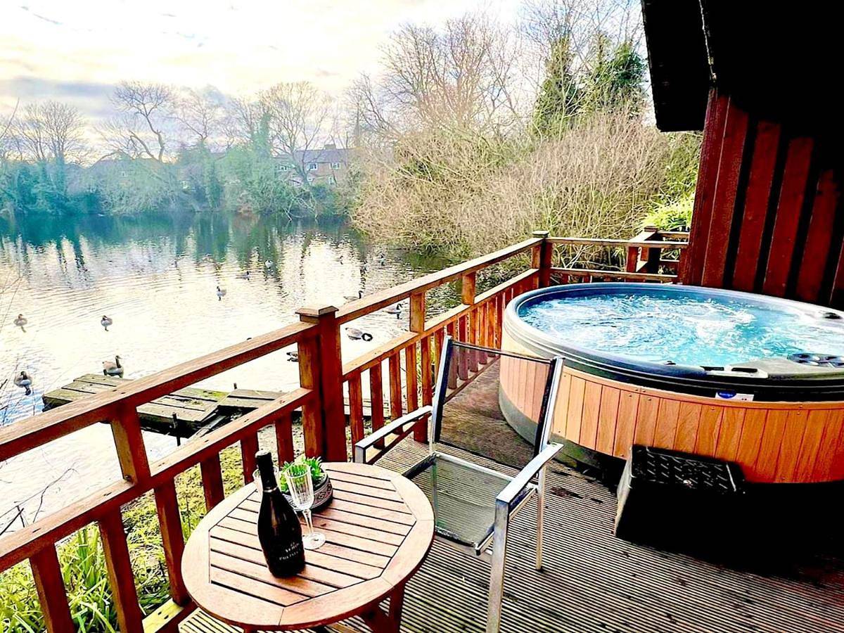 Holly Lodge 12 Hot Tub in York, Yorkshire