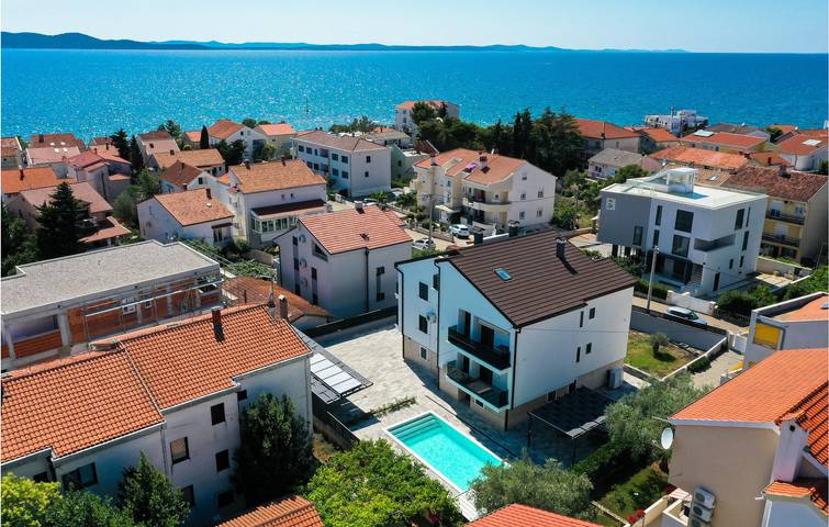 Location de vacances pour 4 personnes, avec piscine et terrasse à Ville de Zadar